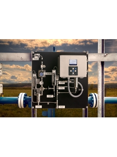 OXY5500氧气分析仪的产品图（右视图），安装在台面上和天然气管路中