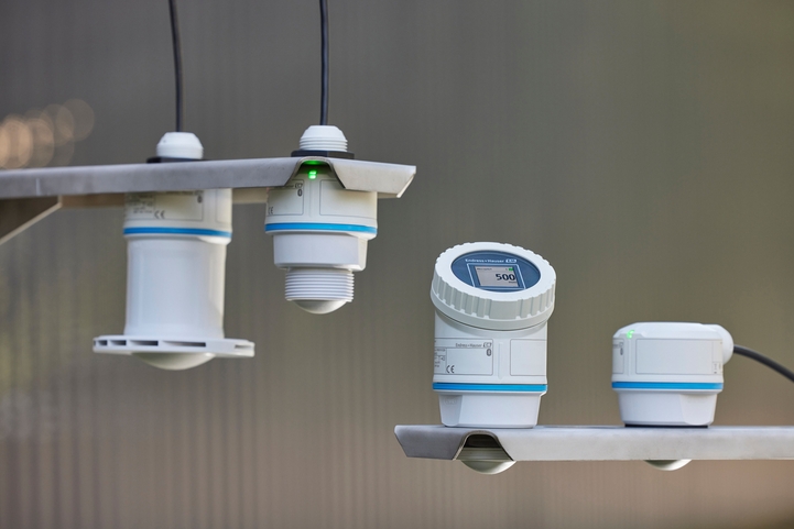 Micropilot FMR10B、Micropilot FMR20B、Micropilot FMR30B雷达物位计，带80 mm天线，侧接电缆