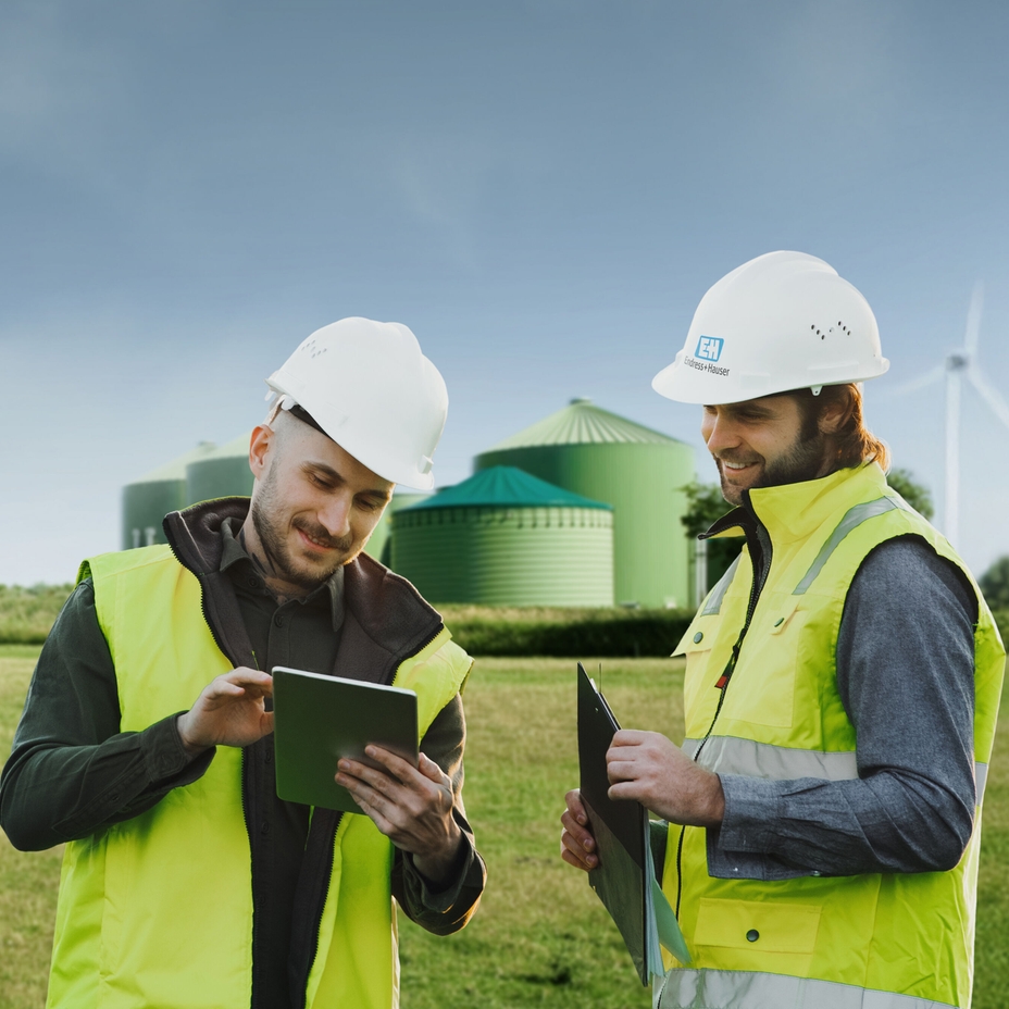 Experts for sustainability initiatives in front of a biogas plant