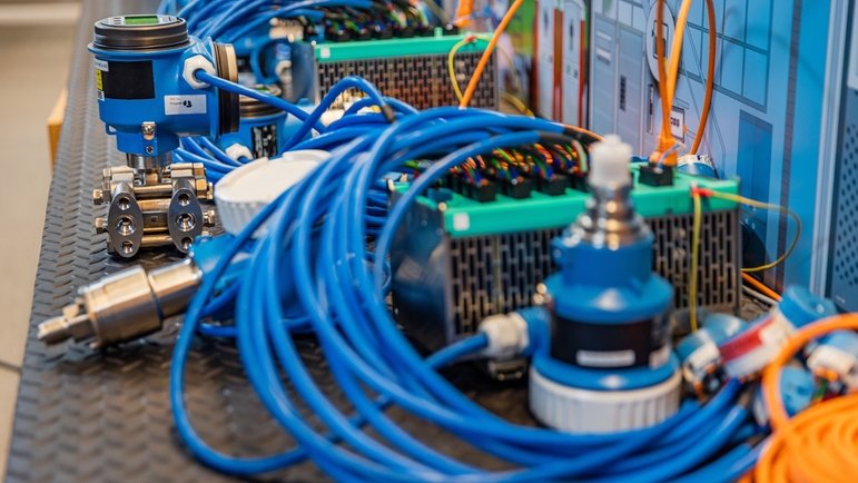 Endress+Hauser在瑞士赖纳赫搭建的Ethernet-APL负载测试系统，集成安装240多台设备。