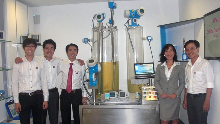 Nhân viên Endress+Hauser International Châu Á Thái Bình Dương tại Việt Nam bên cạnh demo hệ thống đo bồn bể