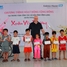 Ông Rolf Leber trao học bổng cho các em thiếu nhi tại trung tâm Công Tác Xã Hội tỉnh Vĩnh Long
