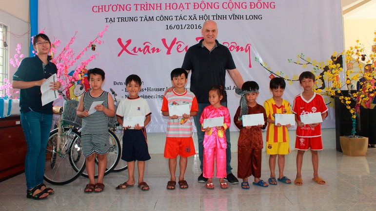 Mr Rolf Leber awarded scholarships to children at the Social Work Center of Vinh Long province