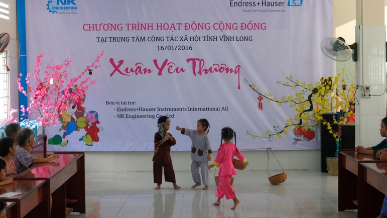 Tiết mục biểu diễn văn nghệ của các em thiếu nhi tại trung tâm Công Tác Xã Hội tỉnh Vĩnh Long