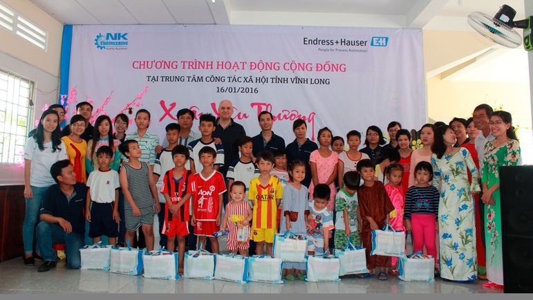 Group picture of "Spring of Love" program 2016 at the Social Work Center of Vinh Long province