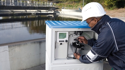 在污水处理厂中安装Liquistation CSF48水质采样仪进行全自动采样。