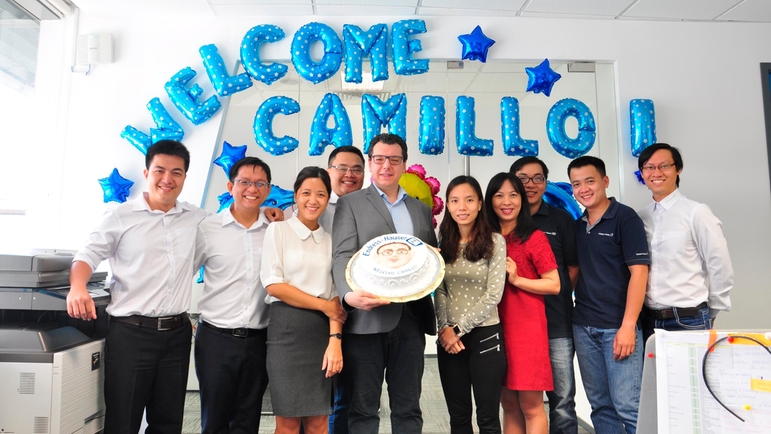 Nhân viên đón chào Trưởng Đại Diện Camillo Di Palma tại Endress+Hauser International Châu Á Thái Bình Dương tại Việt Nam