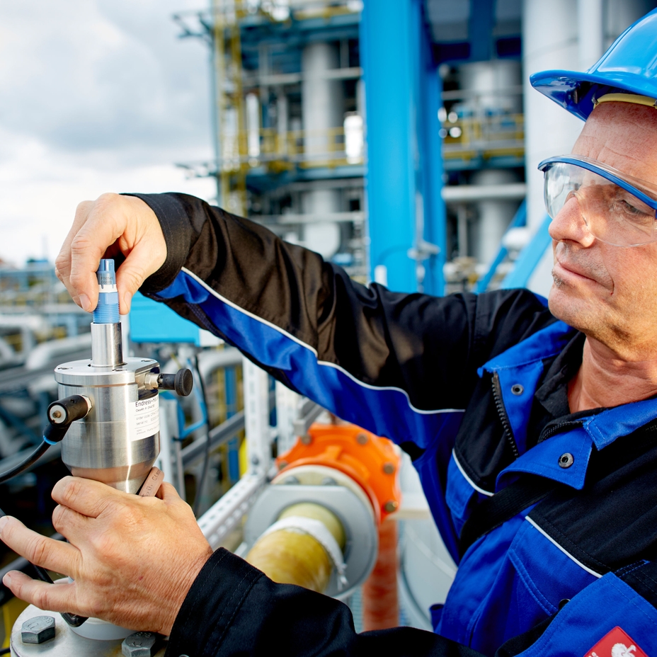 Memosens and ph sensor in a chemical process with a male maintenance manager