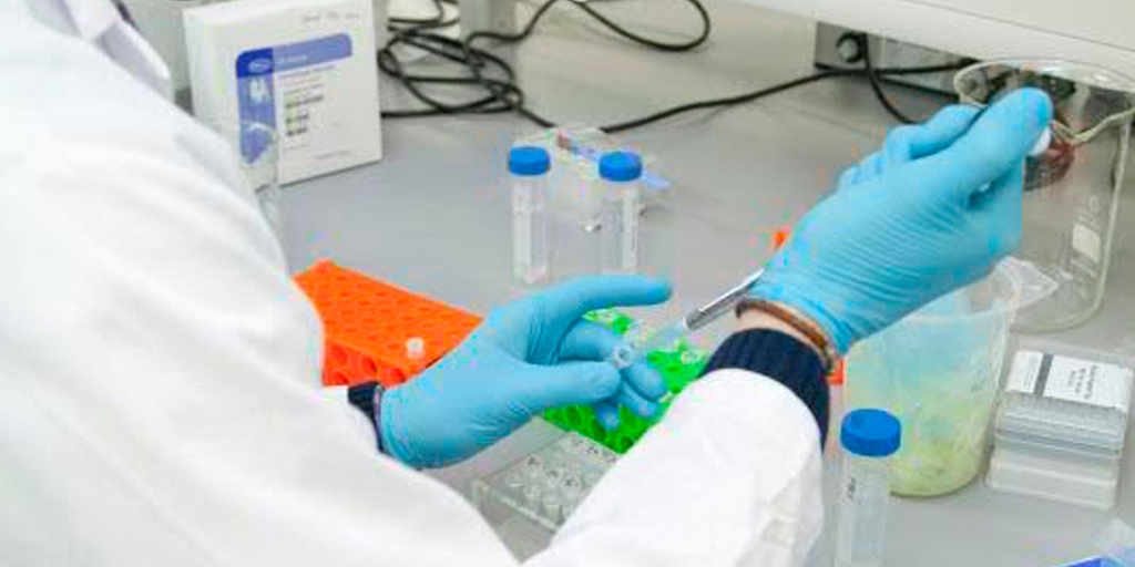 Nhân viên phòng thí nghiệm ngành chế biến thực phẩm & đồ uống thường dùng phương pháp thủ công để thu thập mẫu phân tích trong phòng thí nghiệm của nhà máy