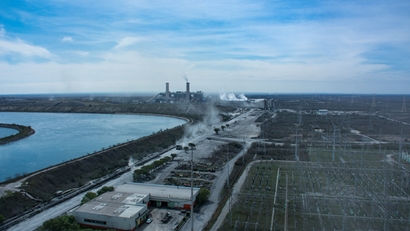 A steam power plant with cooling water