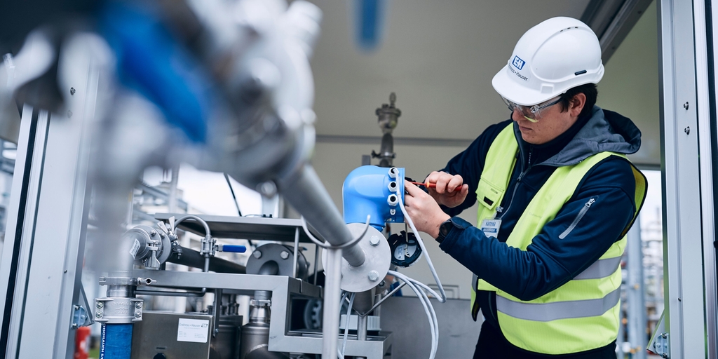 An Endress+Hauser technician calibrating flow instrumentation