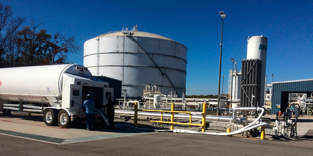 LNG truck loading