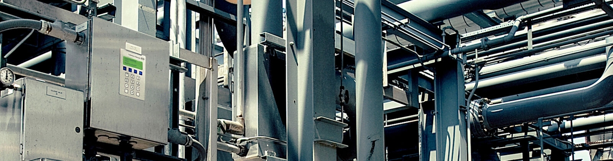 Product picture of a TDLAS gas analyzer in an enclosure at an oil refinery