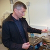chr Hansen的计量工程师Tommy Mikkelsen在实验室中进行温度传感器标定