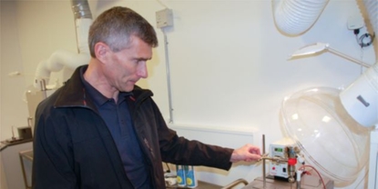 Việc hiệu chuẩn cảm biến nhiệt độ trong một phòng thí nghiệm, thực hiện bởi Tommy Mikkelsen, chuyên gia đo lường tại chr Hansen