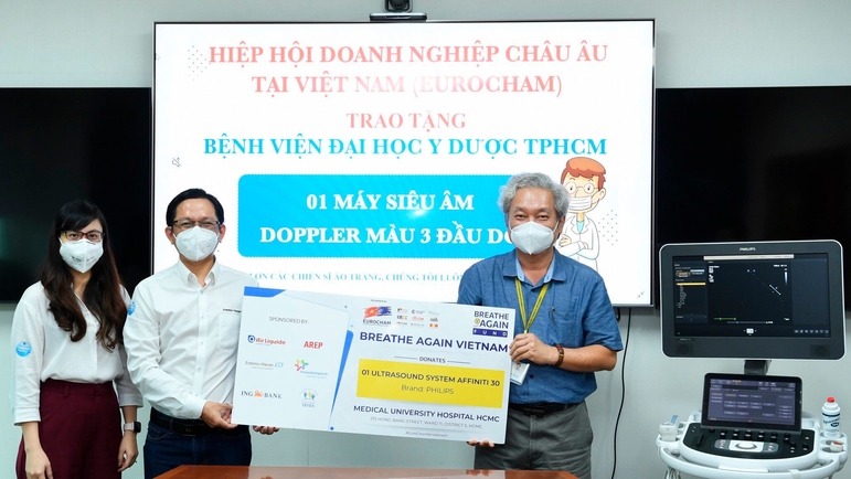 Dr. Duc – Medical University Hospital HCMC (right) and Mr. Hau, Endress+Hauser (middle)