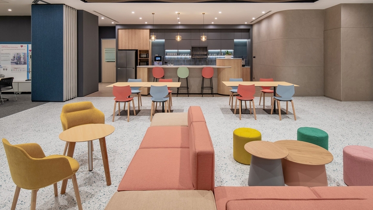 新办公室大楼采用现代化设计理念，重点关注员工的身心健康和工作效率。