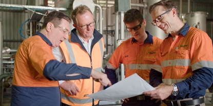 澳大利亚Wildfire Energy公司的团队成员正在讨论中试车间的建设和生产工艺。