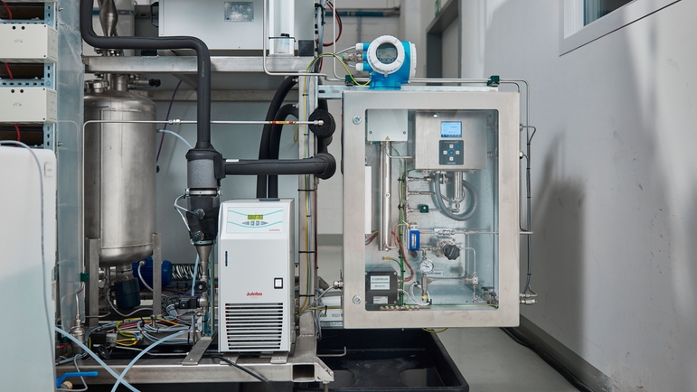 Endress+Hauser的J22 TDLAS气体分析仪和OXY5500氧气分析仪，用于痕量水分和氧气测量
